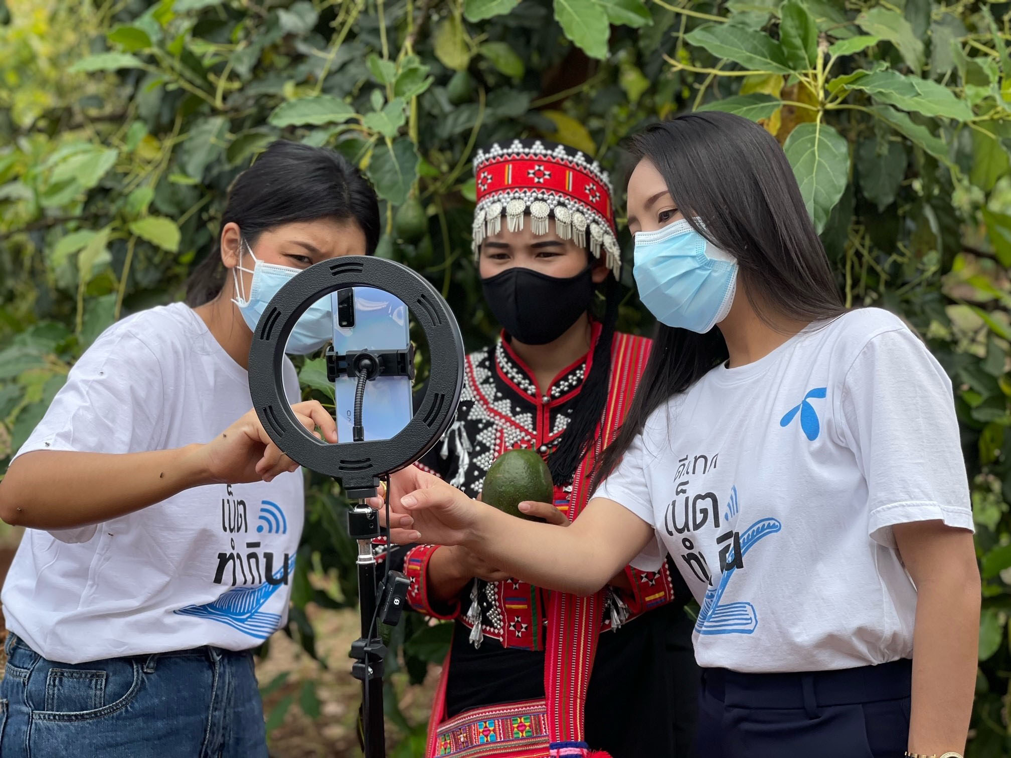 “กรรณิกา” หญิงสาวชาวลาหู่ ผู้ใช้โซเชียลมีเดียถ่ายทอดวิถีชีวิตชนเผ่า และบุกเบิกทำตลาดออนไลน์กับ ดีแทค เน็ตทำกิน จนมียอดสั่งซื้ออะโวคาโดเกือบพันกิโลกรัมต่อเดือน