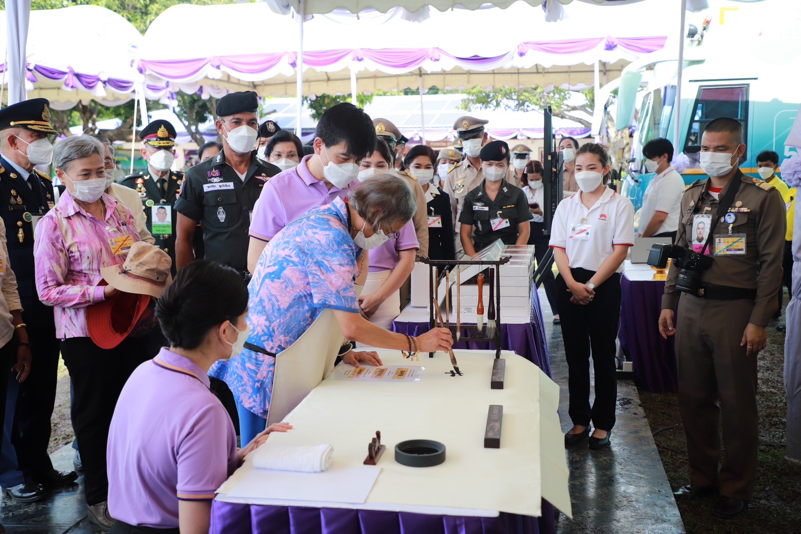 หัวเว่ย ประเทศไทย น้อมเกล้าน้อมกระหม่อมถวายอุปกรณ์เทคโนโลยีห้องเรียนอัจฉริยะ พร้อมนำโครงการดิจิทัลบัสสู่ 'สุรินทร์'