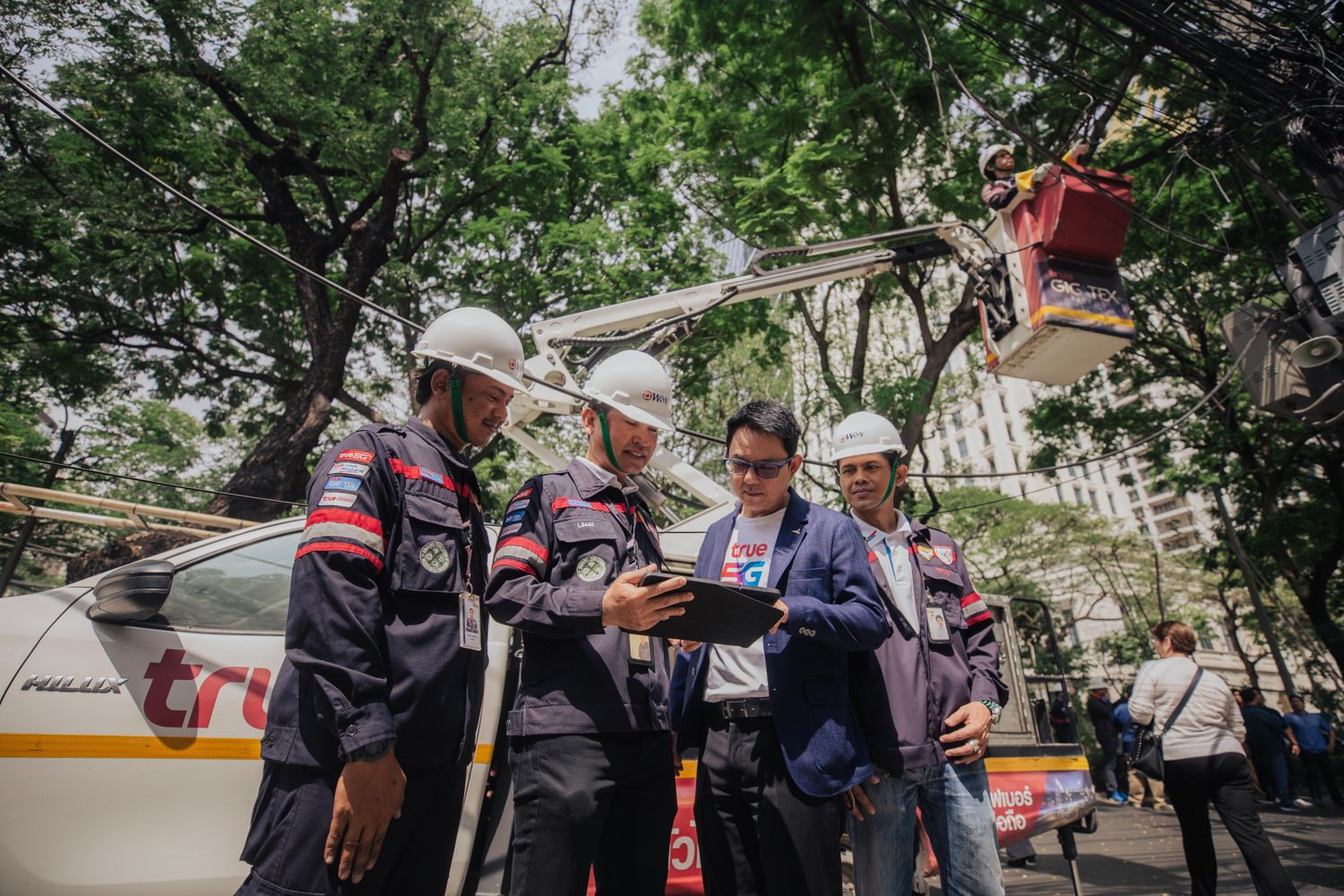 ทรู สร้างทัศนียภาพเมืองมหานคร ร่วมกับ การไฟฟ้านครหลวง กทม. และภาคีเครือข่าย รื้อสายสื่อสารบนเสาไฟฟ้าลงใต้ดิน ถนนวิทยุเส้นแรกปี 68